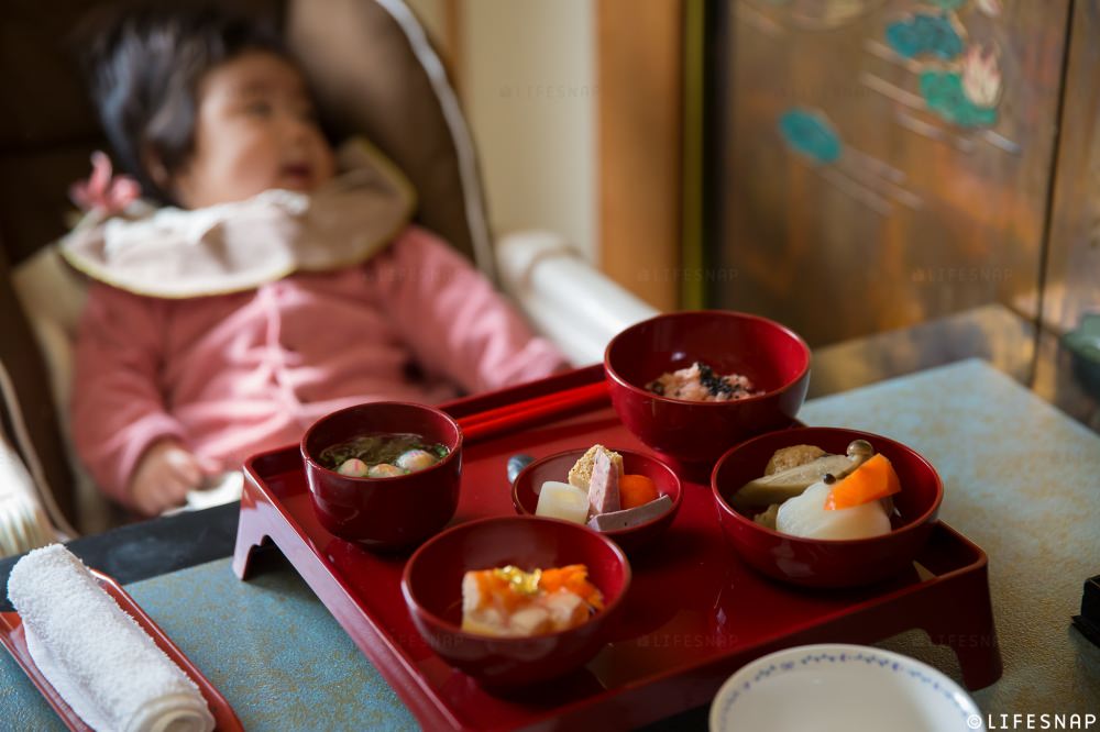- お食い初めの御膳が用意されて - -
