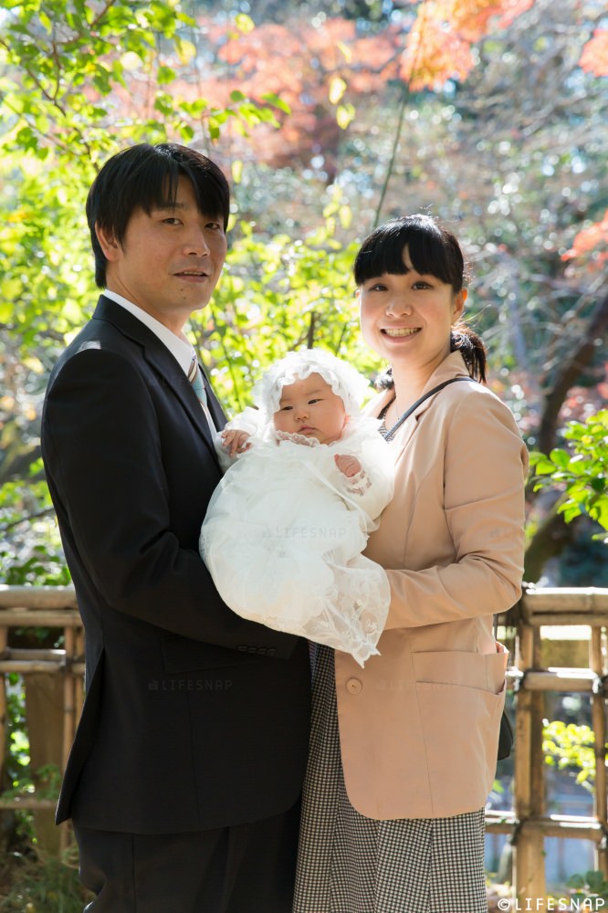 - パパとママ、やわらかい光のなかでの1枚 - -
