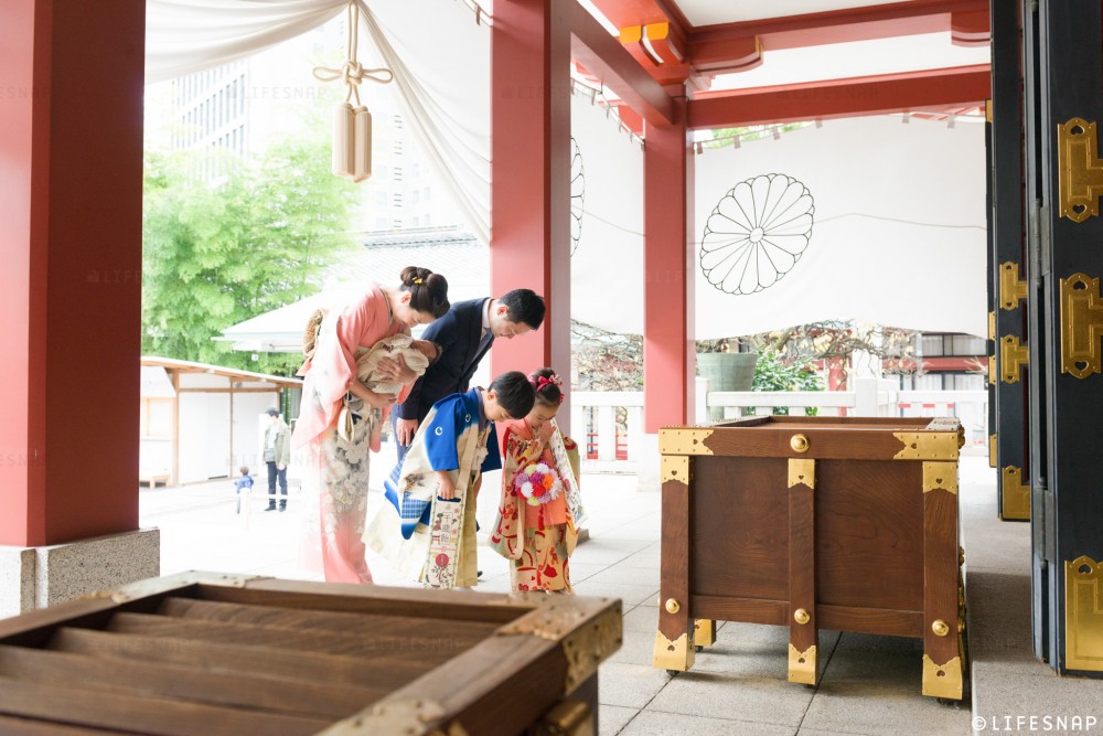 - 参拝所は賽銭箱も大きく、広々しています。 みんなで手をあわせ、健やかな成長を祈ります◎ - -