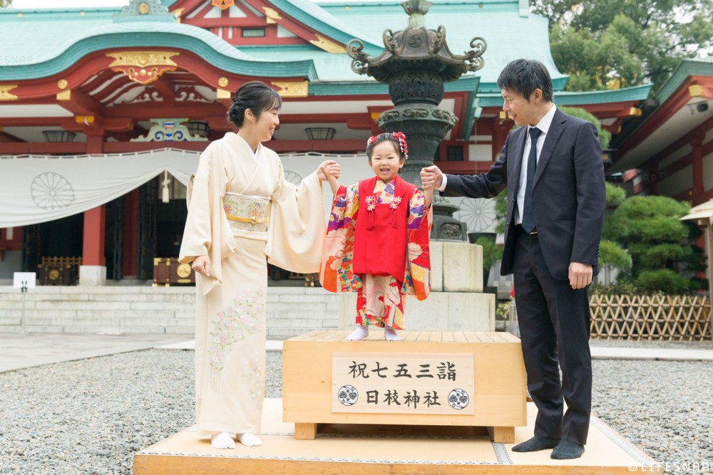 - 「碁盤の儀」は、碁盤より勢いよく飛び降りることで、成長と自立することやまた勝負運の強い子に育つことを祈念しているそうです◎ - -