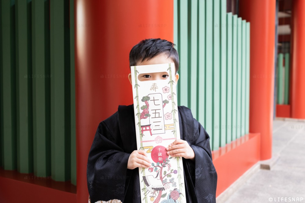 - 「LIFESNAPオリジナルの千歳飴袋」 後から写真を見たら「千歳飴の袋が裏返しで写っていた」というとがおこらぬように、両面が表のように持てる千歳飴袋を作りました! イラストレーター・松尾ミユキさんに描いていただいた、やわらかいタッチの生きものや植物、とってもすてきな絵柄です◎ >>「写真屋さんがつくった千歳飴袋 ってどんなもの?」 ● その日だけの装いもしっかり写真に 七五三だけのお着物やヘアメイク姿は特別です。カメラマンがきちんと細かな様子も記録します! - -