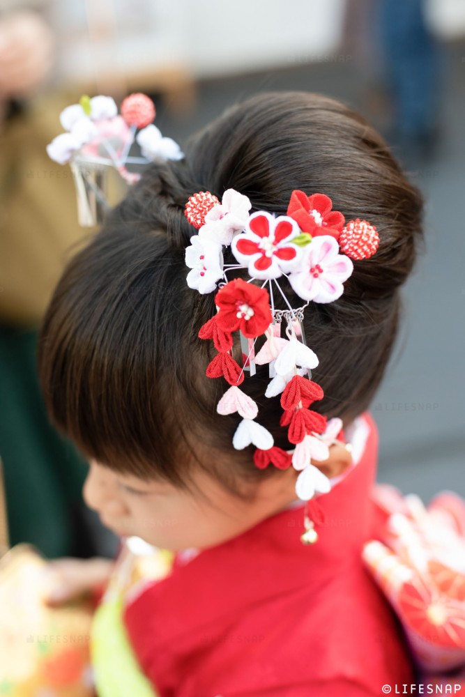 - 華やかなかんざしや髪飾り、 - -