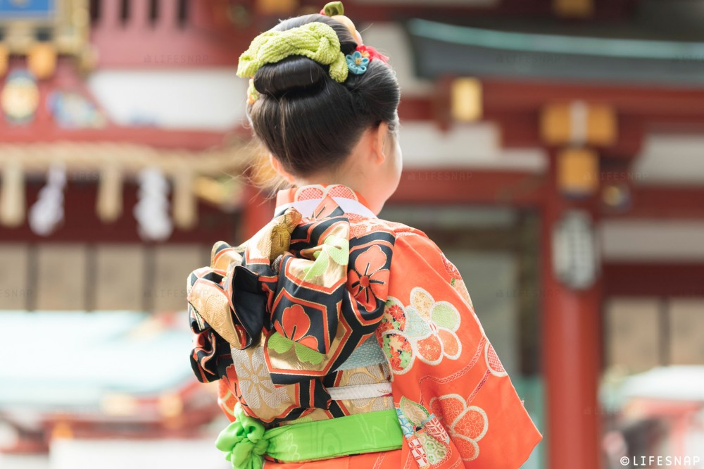 - きれいな髪結や帯のつくりのわかる、うしろ姿 - -