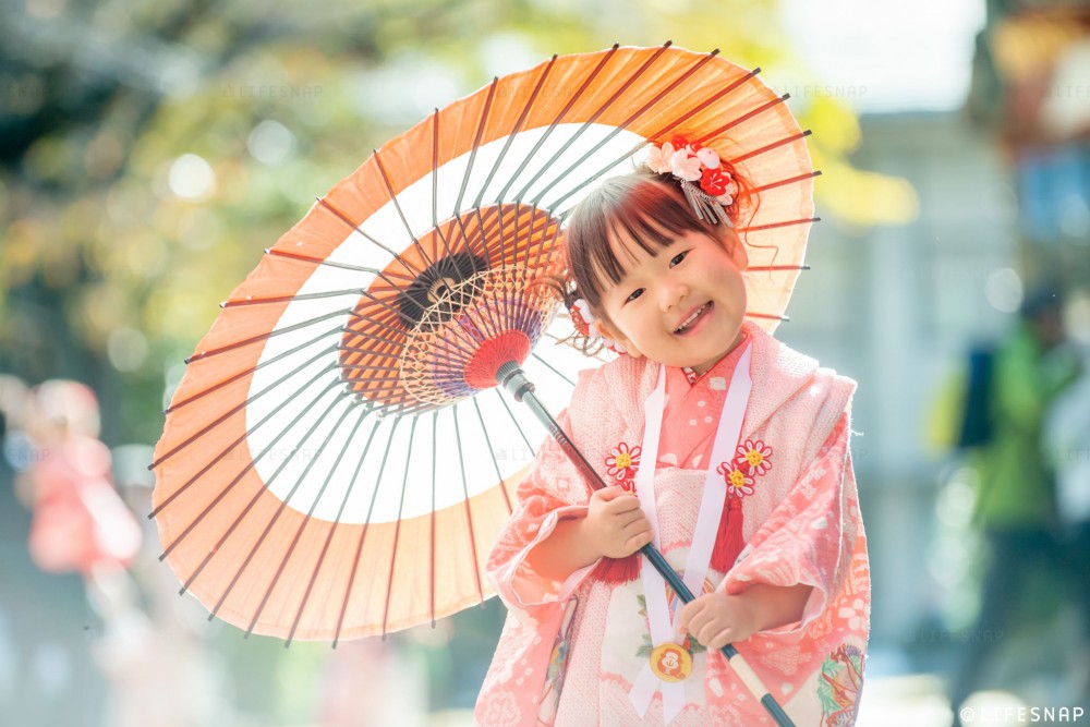 - 混雑を避けた場所で、時には和傘を用いた撮影も行うことも◎ - -