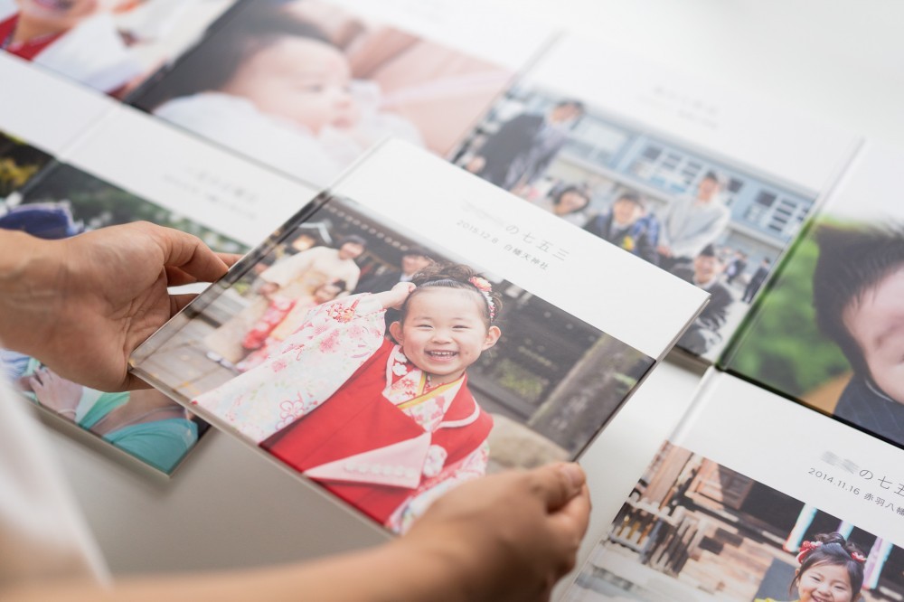 - LIFESNAPの特色 ④ デザイナーが家族の'ストーリー'をつむぐ オリジナルフォトブック 撮影したお写真をお家でフォトフレームなどで飾るとなると、選ぶ写真はお気に入りの'1枚'。もちろんそれも素敵なのですが、たくさん撮った写真をいっぱい残して、ご家族の記念日の様子が伝わるようなことができないかと考え、誕生したのが LIFEBOOK®(ライフブック)というオリジナルフォトブックです。 1ページに1枚ずつを並べるアルバムとは少し違います。 専任デザイナーが納品したお写真のなかからお顔映りの良いものを中心に厳選セレクトし、構成・レイアウトで当日のストーリーを感じられるような1冊にしてお届けしています。 >> LIFEBOOKについて詳しく見る >> LIFEBOOKデザイナー古我さんのインタビュー記事を読んでみる - -