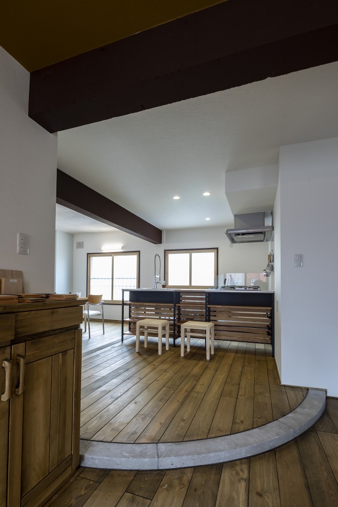 キッチン6畳 - 間仕切り壁の代わりに、６CMの段差で空間を切り替えております。&nbsp;キッチンはwoodoneのフレームキッチン。アイアンと木のコントラストが一層おしゃれな空間に仕上げてくれます。 -  - 