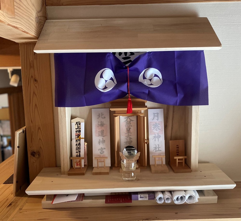 Aタイプ - (株)令和ホーム に設置した神棚 いわば初号機になります。 家族 社員 お客様 取引先 皆様の健康とご多幸を毎朝祈念させていただきます。 - -