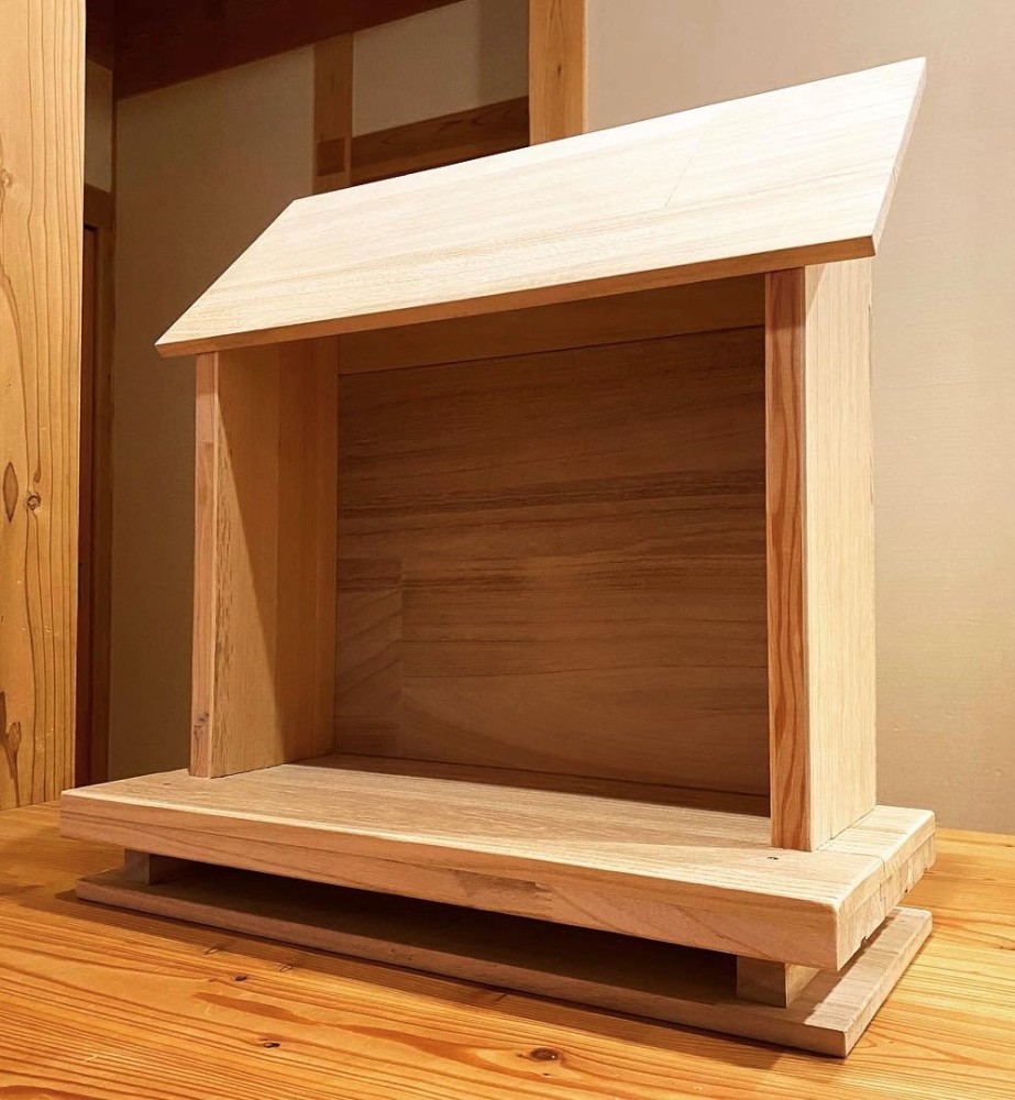 Bタイプ - Aタイプよりコンパクトで設置場所に困らないタイプです。 木札を三枚並べて祀られます。 - -