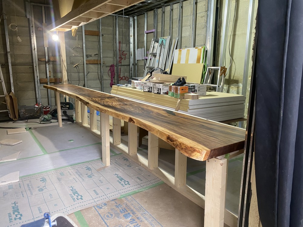 人気ラーメン店　内装リニューアル工事 - 創業20周年を迎える飲食店&nbsp;リニューアル工事のご依頼をいただきました。&nbsp;&nbsp;1枚もの無垢カウンター&nbsp;厚さは60㎜あります！&nbsp;限られた工期にも喜んで対応いたします！ -  - 