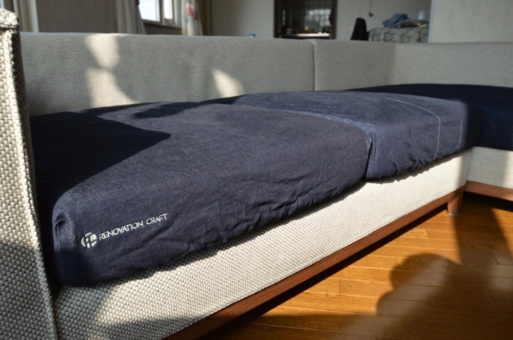  - 岡山県産の13.5オンスの天然藍デニム生地を使用したソファカバーです。&nbsp;しっかりと人の生活を受け止め、&nbsp;暮らしを刻み込むシートに変身しました。 -  - 