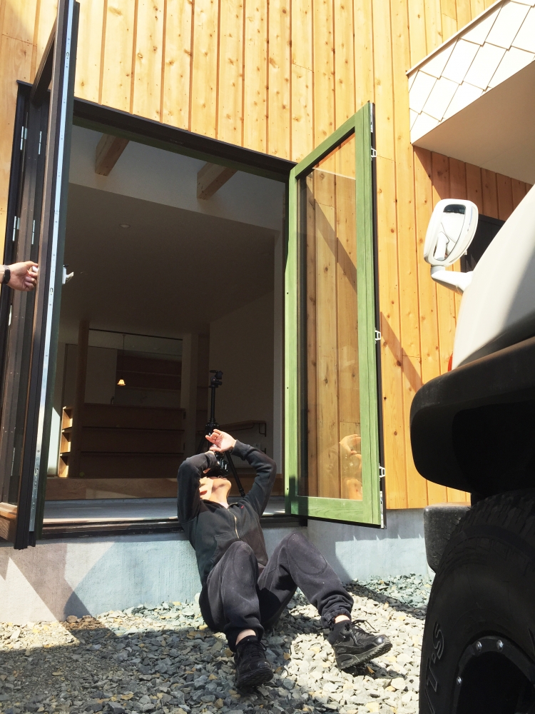  - 彼、最近よく寝転んでいます。&nbsp; -  - 