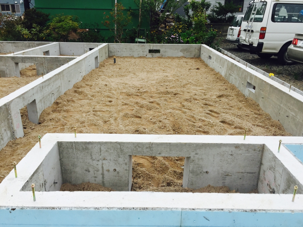  - 基礎内部ポリシート施工の上、山砂敷 -  - 