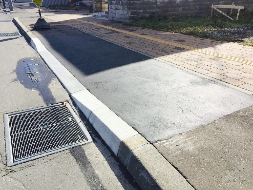 前面道路の舗道切下げ -  -  - 