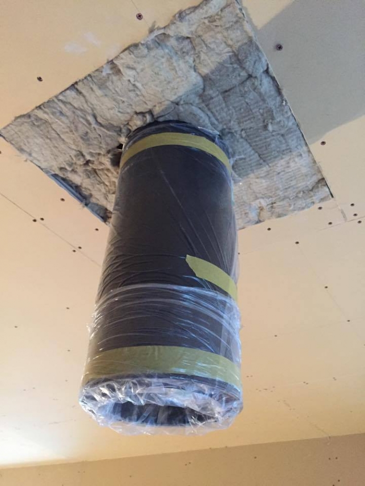  - ストーブ煙突の貫通部を施工 -  - 