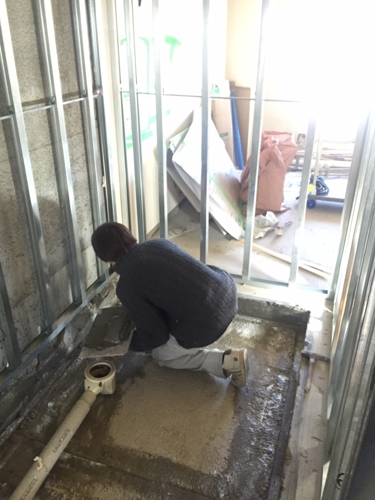 - 既存躯体に防水するためのモルタル下地。コンクリートの割れや欠けを補修。 - -