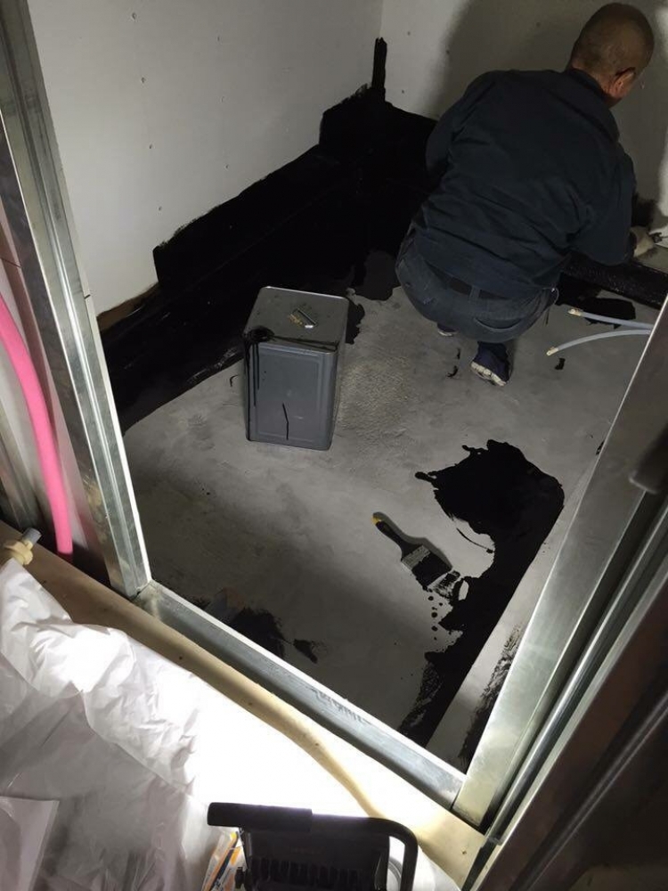 - 壁にスレート板を貼り、躯体の防水1回目。床から壁に連続させてH1mくらいの範囲に刷毛塗り。ヒビに対して追随する防水材。 - -
