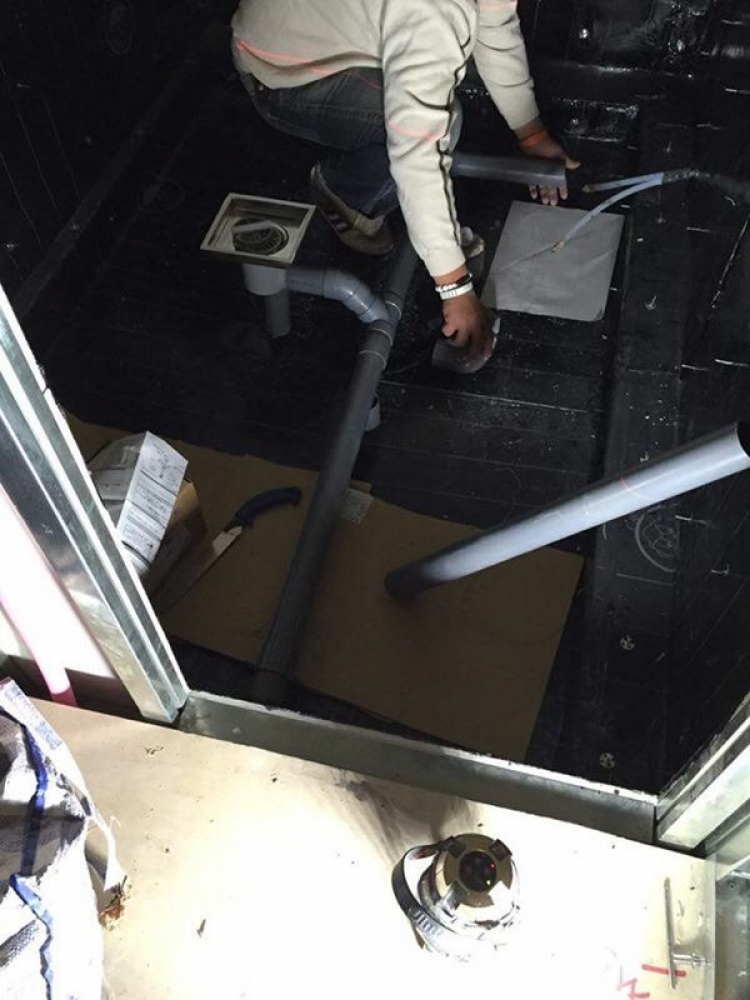 - 新規の排水経路確保。洗い場と浴槽の排水を分けて設置。 - -