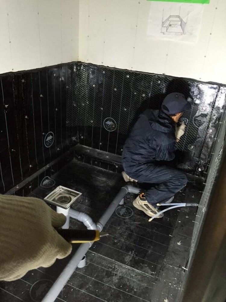 - タイル下地をつくるためのラス(網状の下地)を壁に施工する。 - -