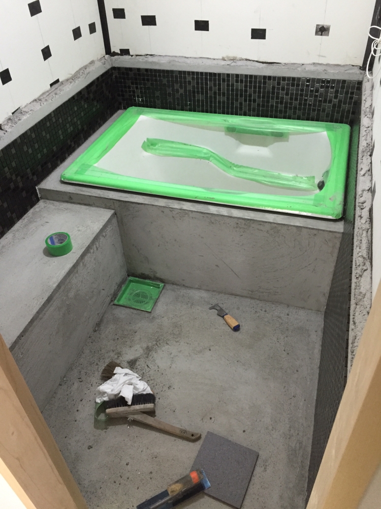 - 壁モザイクタイル施工。床タイル墨出し。 - -