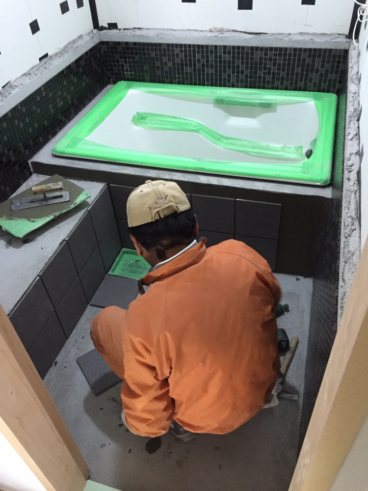 - 立上り部分、床、腰掛部分のタイル施工。 - -