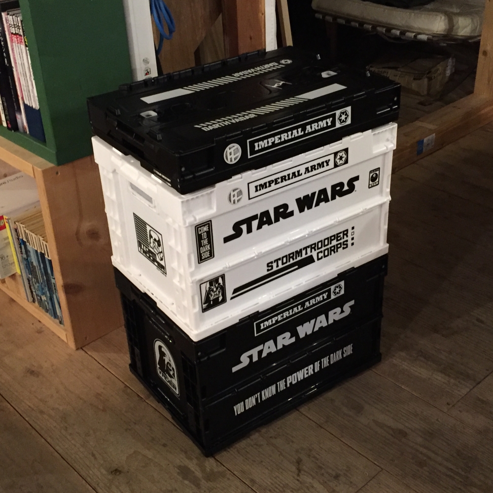 - 折りたたみコンテナ。 道具や資材を運ぶのに便利。 - -