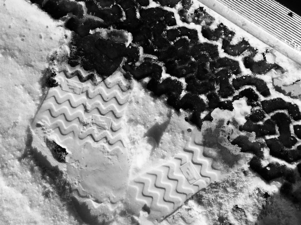 FOOTPRINT. - All-Terrain tire and Crepe soles - -