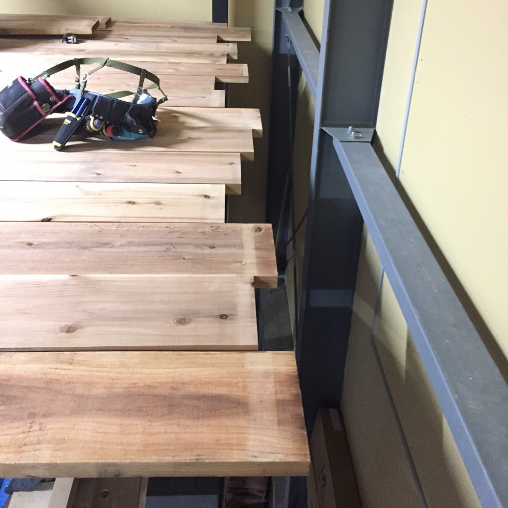  - 不規則に跳ね出した杉足場板の床 -  - 