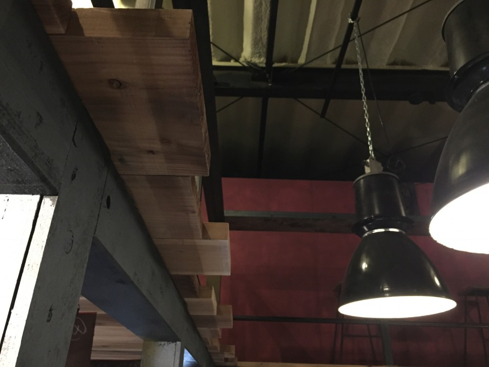  - 不規則に跳ね出した杉足場板の床 -  - 