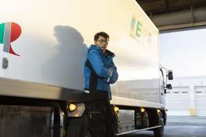 工事部門　ドライバー／西村 - 将来の夢、目標はありますか？  東部清掃の工事部で経験を積むにつれ、チームでの仕事を超えて単身業務を任せられるようになりました。十勝地方に出張し、下水道のステップ（足掛け）を設置する工事などです。もちろん今は超テクニカルな仕事は一人では仕切れませんが、自分に責任を課してもらえるのはうれしいし、その幅を広げていきたいです。現場で一番トップに立つ人を「代理人」と言います。代理人は会社の役職ではなく、現場のリーダー。東部清掃という会社を代表して、業務を請け負うんです。かっこいいなぁ（笑）。自分に任せられる仕事を増やしてもらって、いい仕事をして信頼を得て、資格の勉強も続けながら、いつか代理人になる。やっぱりこれが将来のビジョンです。