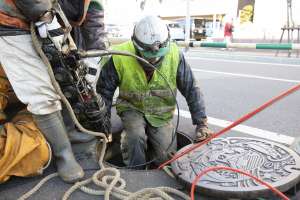 工事部門　ドライバー／西村 - 職場の環境はどうでしょう？  現在は年下が二人いるのですが、僕が入社した時は同世代がおらず、直の先輩は30代半ばの方でした。初めは緊張しましたが、仕事と人間性の両方を見守り、育ててもらえたことはありがたかったです。技術だけでなく、社会人としてのマナー・モラルを教えてもらいました。人は親や先生、部活の先輩などから影響を受けますが、社会での振る舞い方は会社の先輩にしか教えてもらえないと思う。就職からしばらく下水道の調査・修繕に大所帯のチームで臨み、いろんなタイプの先輩にしごかれたのもいい経験になりました（笑）。下水道清掃・調査・修繕。これら全ての業務をこなせるようになって一人前ですので、まずはプロの作業員を目指して頑張っています。
