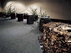 「土と草木による」