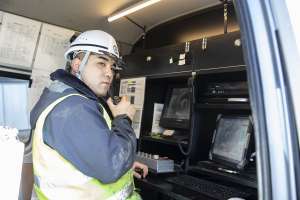 工事部門　ドライバー／山田健人 - 豊平公益に入ったきっかけは？  前職も土木関係の仕事に就いていたので、転職の際も経験や資格を活かしたいと考えていました。父親が豊平公益工事部の下請け企業で働いており、その紹介で入社できたのはラッキーです（笑）。弊社が自信を持って実施している下水道修繕の手法がEPR。EPRはガスや道路といった一般的な工事と違い、一件あたり１時間ほどと非常に短時間で終わるのが特徴です。この工事を迅速に確実に１日数件こなしていくのがルーティンですが、体を動かすのが好きな僕にはとても向いていると感じています。