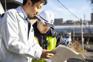 工事部門　ドライバー／山田健人 - 将来の夢、目標はありますか？  弊社工事部は通常の下水道整備工事だけでなく、下水の陥没・詰まりなどの緊急案件にも即座に対応するアグレッシブな部署です。仕事に関してはまだまだひよっこの僕ですが、得意な業務は管内（マンホール内）に入って削りを行うもの。最近は穿孔機を搭載したハイエースでの業務を任せてもらえるようになったのが、とても嬉しくて。技術は継承していくものなので、任される業務を一つずつ増やし、後輩へと伝えていきたいと思っています。また、僕が持っている資格免許も大型・フルハーネス・サンダーと限定的です。積極的に資格を取得することで仕事の幅を広げていくのが今後の目標ですね。