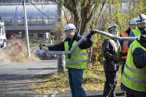 工事部門　ドライバー／山田健人 - 職場の環境はどうでしょう？  工事部には十数名のスタッフがいますが、部長をトップに、課長二人、係長一人、主任が二人とリーダー職がとても多い部署です。リーダーを軸にスタッフは１日あたり３〜４チームに分かれ、各現場へと向かいます。先輩たちは時々怖いこともあるけど（笑）、仕事に関しては真のエキスパート。怒られても「自分の身になること」を教えてもらっているだけなので、全然苦にはなりません。下水道整備の業務は常にチーム戦なので先輩と行動を共にすることが多く、同世代のスタッフと一緒になることは少ないですが、後輩とチームになった時には自分が教わってきた実務のカギを伝えるようにしています、優しくですよ（笑）。